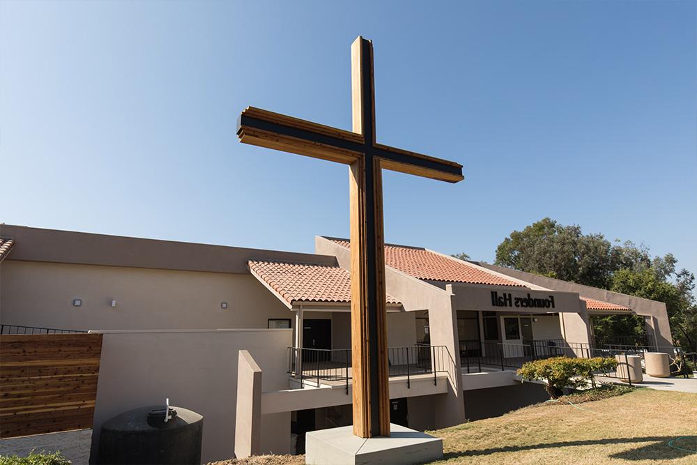 2020年，在创始人大厅外安装了一个十字架，以纪念康考迪亚的信仰遗产.