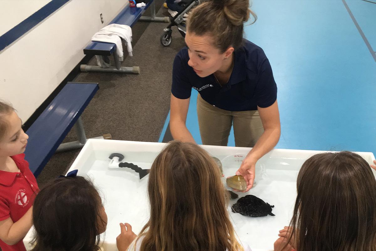 女教师在教孩子们关于海洋实验室的知识